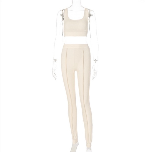 Backless croptop with high waisted leggings - Picture 2 of 7